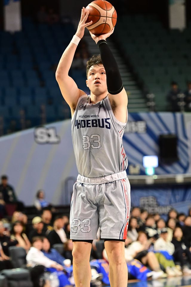 현대모비스 이승현은 23일 잠실서 열린 서울 삼성과 원정경기에서 14득점, 10리바운드를 잡아내며 승률 5할 복귀를 이끌었다. 사진제공｜KBL