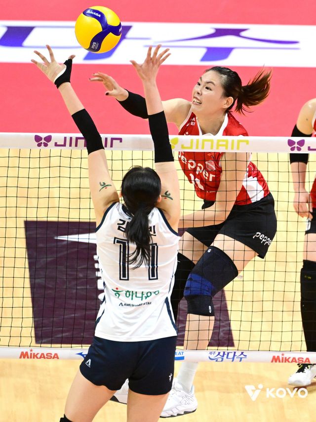 페퍼저축은행 시마무라 하루요(뒤)가 21일 광주페퍼스타디움에서 열린 한국도로공사와 2025~2026시즌 V리그 여자부 개막전에서 스파이크를 날리고 있다. 그는 V리그 데뷔전인 이날 경기에서 19점과 공격 성공률 50.00%를 뽑았고, 블로킹과 유효 블로킹도 각각 3개와 10개를 기록하며 펄펄 날았다. 사진제공│KOVO
