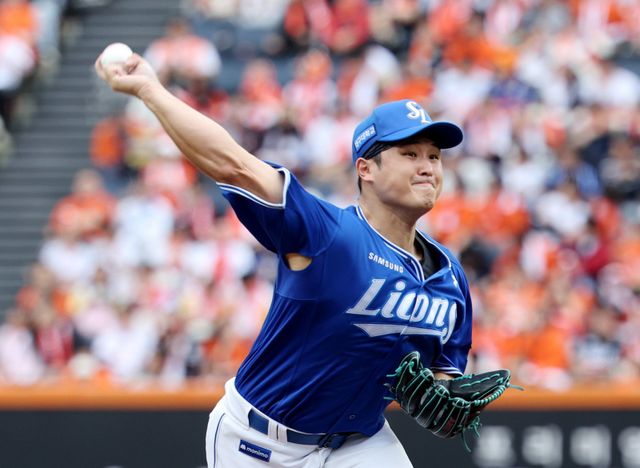 한화 코디 폰세와 삼성 최원태가 24일 대전한화생명볼파크에서 열리는 PO 5차전에서 선발 맞대결을 펼친다. 폰세는 5일, 최원태는 4일 휴식 후 마운드에 오른다. 19일 PO 2차전서 역투하는 최원태. 뉴시스