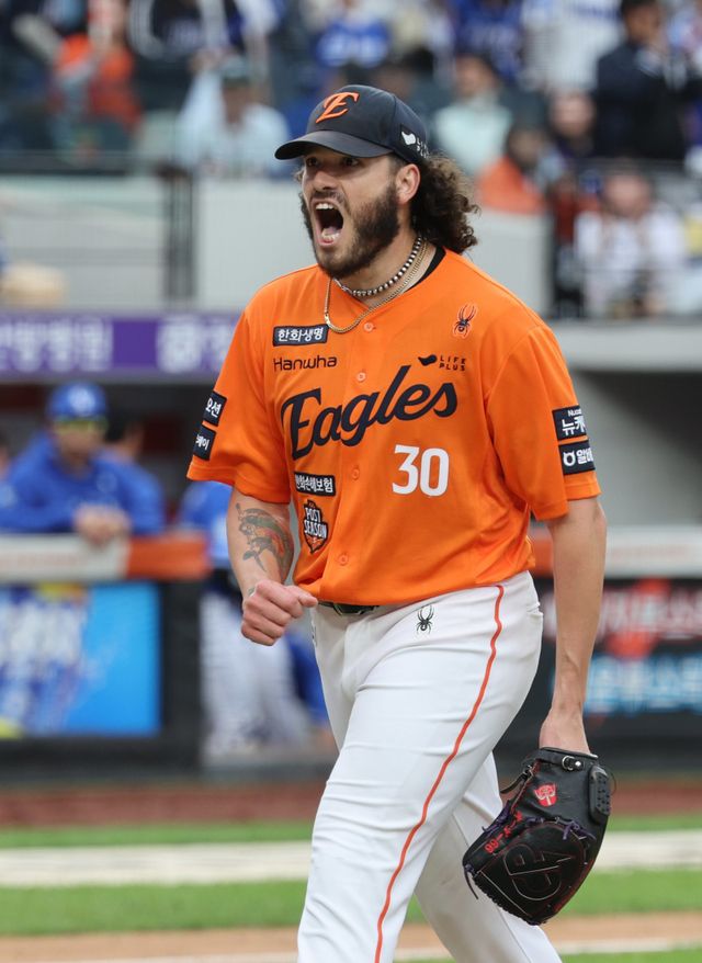 한화 코디 폰세와 삼성 최원태가 24일 대전한화생명볼파크에서 열리는 PO 5차전에서 선발 맞대결을 펼친다. 폰세는 5일, 최원태는 4일 휴식 후 마운드에 오른다. 18일 PO 1차전서 이닝을 마친 뒤 환호하는 폰세. 뉴시스