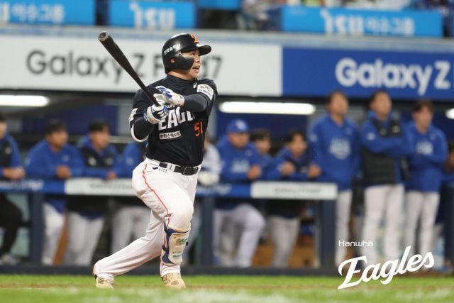 한화 문현빈이 22일 대구삼성라이온즈파크에서 열린 ‘2025 신한 SOL 뱅크 KBO PS’ 삼성과 PO 4차전 5회초 2사 2·3루 상황에서 3점홈런을 때린 뒤 타구를 바라보고 있다. 사진제공｜한화 이글스