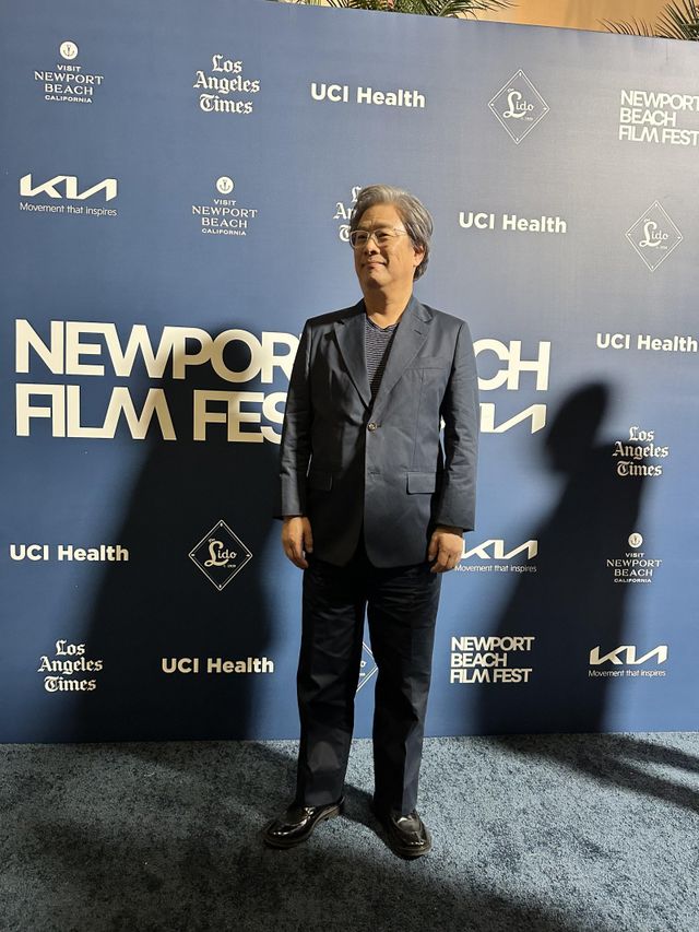 박찬욱 감독과 이병헌이 영화 ‘어쩔수가없다’로 뉴포트비치 필름 페스티벌에서 각각 글로벌 임팩트상과 아티스트 오브 디스팅션상을 수상하며 한국 영화의 위상을 다시 세웠다. 사진제공 | CJ ENM