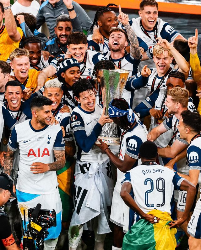 토트넘 주장 손흥민이 5월 22일(한국시간) 스페인 빌바오 산마메스 스타디움에서 열린 맨체스터 유나이티드와의 2025 UEFA 유로파리그 파이널을 승리해 쟁취한 우승 트로피를 들고 동료들과 자축하고 있다. 유로파리그 우승은 그의 프로 커리어 첫 영광이다. 사진출처｜토트넘 홋스퍼 페이스북