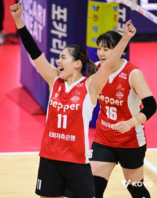 페퍼저축은행 시마무라 하루요(앞)가 21일 광주페퍼스타디움에서 열린 한국도로공사와 2025~2026시즌 V리그 여자부&nbsp;개막전에서 득점한 뒤 팀 동료 이한비(뒤)와 기뻐하고 있다. 시마무라는 V리그 데뷔전인 이날 경기에서 19점과 공격 성공률 50.00%를 뽑았고, 블로킹과 유효 블로킹도 각각 3개와 10개를 기록하며 펄펄 날았다. 사진제공│KOVO