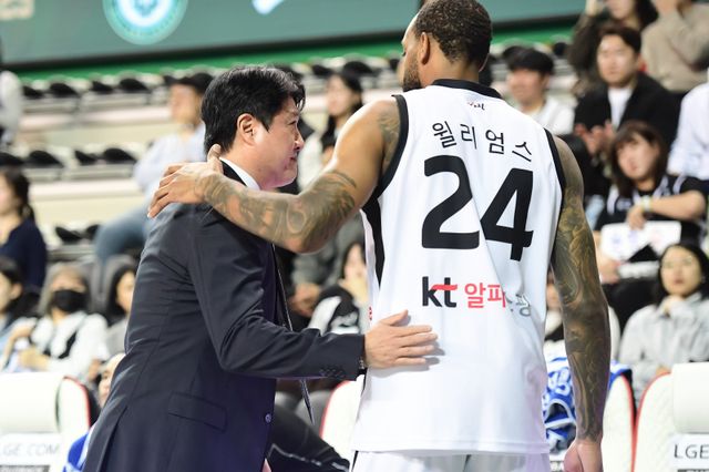 KT 데릭 윌리엄스(오른쪽)는 1라운드 중반 포지션 교체에 나섰다. 스코어러가 아닌 스팟 업 슈터로 나서며 초반 부진에서 서서히 벗어나고 있다. 사진제공｜KBL