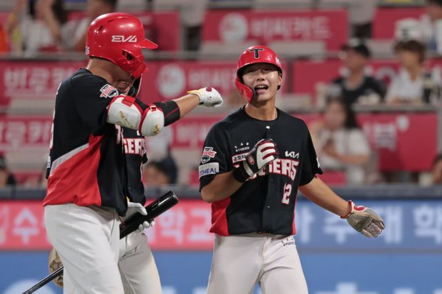 프로 1년차 내야수 KIA 정현창(오른쪽)은 트레이드 이적 3개월 만에 차기 유격수로 거론될 만큼 많은 기대를 받고 있다. 사진제공｜KIA 타이거즈
