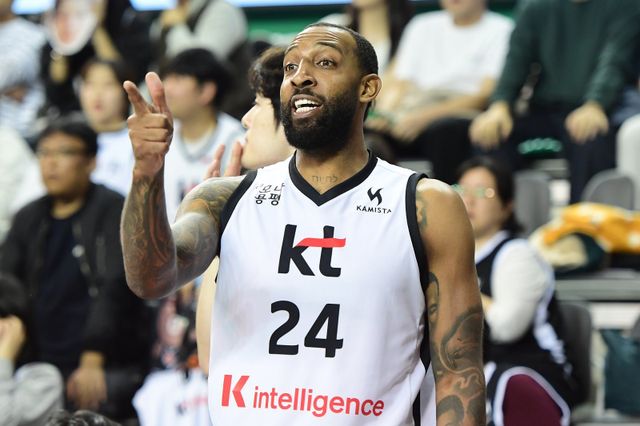 KT 데릭 윌리엄스는 1라운드 중반 포지션 교체에 나섰다. 스코어러가 아닌 스팟 업 슈터로 나서며 초반 부진에서 서서히 벗어나고 있다. 사진제공｜KBL