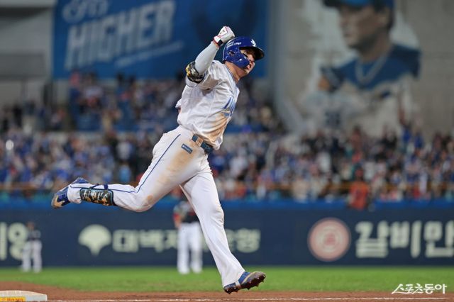 삼성 김영웅이 22일 대구삼성라이온즈파크에서 열린 한화와 PO 4차전 7회말 역전 결승 3점홈런을 친 뒤 주먹을 불끈 쥐고 있다. 사진제공｜삼성 라이온즈