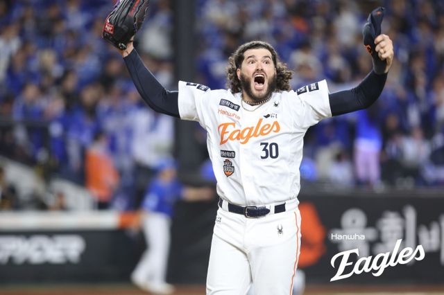 한화 외국인 투수 코디 폰세가 24일 대전한화생명볼파크에서 열린 삼성과 PO 5차전에 선발등판해 5이닝 비자책으로 투구를 마친 뒤 관중의 호응을 유도하고 있다. 사진제공｜한화 이글스