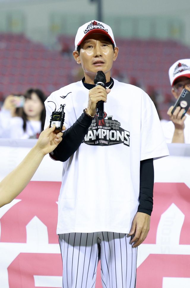 염경엽 LG 감독이 1일 잠실구장에서 열린 NC와 정규시즌 최종전을 마친 뒤 우승 소감을 전하고 있다. 잠실｜뉴시스