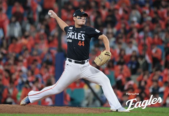 한화 김서현이 22일 대구삼성라이온즈파크에서 열린 삼성과 PO 4차전에 구원등판해 역투하고 있다. 사진제공｜한화 이글스