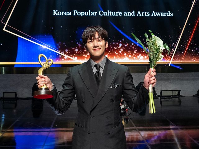 배우 지창욱이 23일 서울 중구 국립극장 해오름극장에서 열린 ‘제16회 대한민국 대중문화예술상’에서 문화체육관광부 장관 표창을 수여받고 기념 촬영을 하고 있다. 사진제공ㅣ스프링 컴퍼니