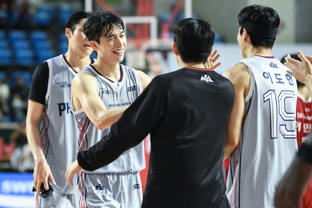 현대모비스 박무빈(왼쪽 첫 번째)은 올 시즌 어시스트 수가 지난 시즌에 비해 2배 이상 증가했다. 코트의 사령관으로서 공격적 성향을 버리고, 팀 동료를 살리는 이타적 플레이를 펼칠 것을 강조했다. 사진제공｜KBL