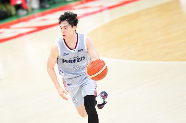 현대모비스 박무빈은 올 시즌 어시스트 수가 지난 시즌에 비해 2배 이상 증가했다. 코트의 사령관으로서 공격적 성향을 버리고, 팀 동료를 살리는 이타적 플레이를 펼칠 것을 강조했다. 사진제공｜KBL