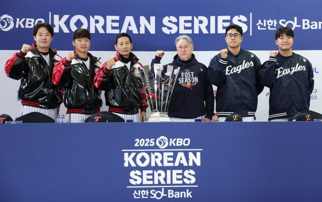 LG 임찬규, 박해민, 염경엽 감독, 한화 김경문 감독, 채은성, 정우주(왼쪽부터)가 25일 잠실구장에서 열린 KS 미디어데이에 참석해 기념사진을 촬영하고 있다. 잠실｜뉴시스