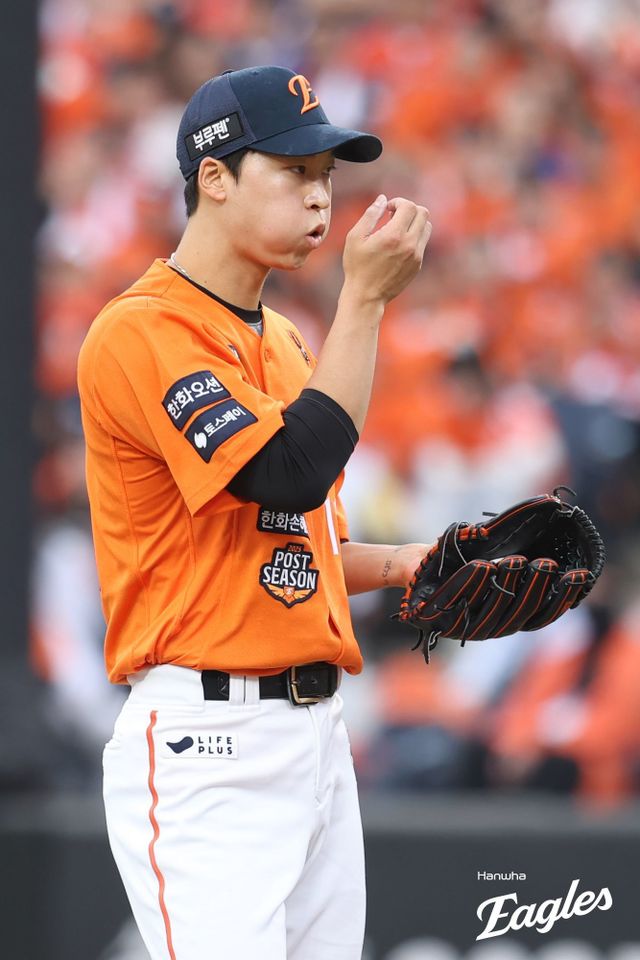 한화 엄상백이 19일 대전한화생명볼파크에서 열린 ‘2025 신한 SOL 뱅크 KBO PS’ 삼성과 PO 2차전에 등판해 공을 던질 준비를 하고 있다. 사진제공｜한화 이글스