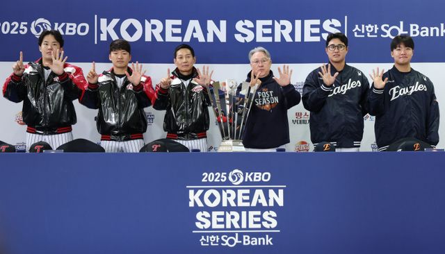 LG 임찬규, 박해민, 염경엽 감독, 한화 김경문 감독, 채은성, 정우주(왼쪽부터)가 25일 잠실구장에서 열린 KS 미디어데이에 참석해 ‘승부가 몇 차전에 끝날 것 같으냐’는 진행자의 질문에 손가락을 펼쳐 답하고 있다. 잠실｜뉴시스