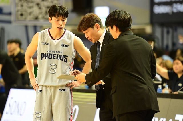 현대모비스 박무빈(왼쪽 첫 번째)은 올 시즌 어시스트 수가 지난 시즌에 비해 2배 이상 증가했다. 코트의 사령관으로서 공격적 성향을 버리고, 팀 동료를 살리는 이타적 플레이를 펼칠 것을 강조했다. 사진제공｜KBL