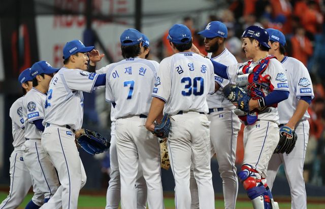 삼성은 올 시즌 전반기를 8위로 마쳤지만, 후반기 들어 탄탄한 전력을 뽐내며 PS에서도 총 11경기를 치렀다. 무엇보다 이재현(7번), 김영웅(30번) 등 젊은 선수들을 앞세워 승리 DNA를 구축한 게 큰 수확이었다. 22일 PO 4차전서 7-4로 승리한 뒤 기뻐하는 삼성 선수들. 뉴시스