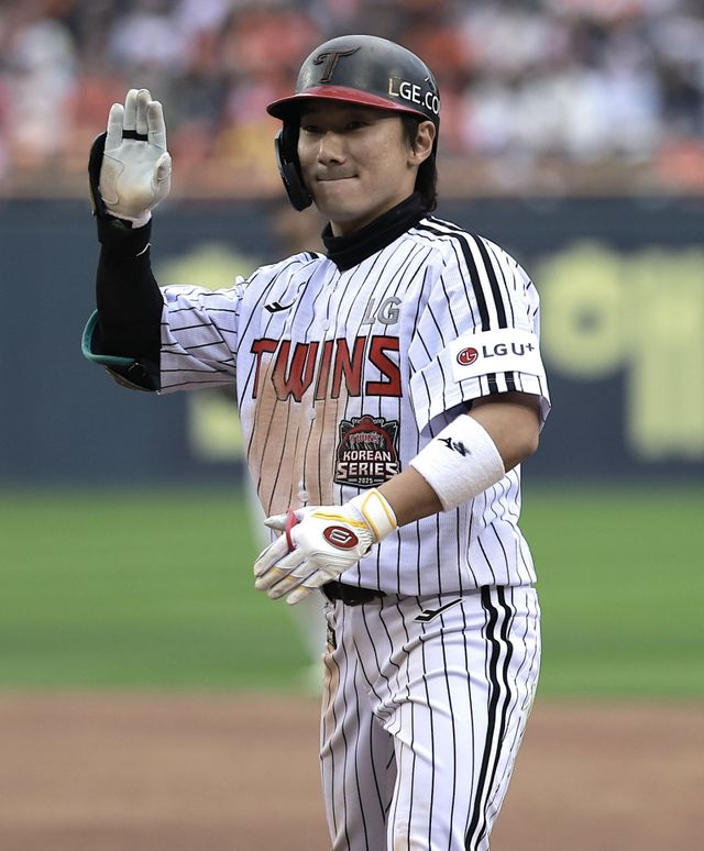 LG 신민재가 26일 잠실구장에서 열린 한화와 KS 1차전 도중 안타를 친 뒤 덕아웃의 동료들을 향해 세리머니를 펼치고 있다. LG는 신민재의 3안타 활약에 힙입어 한화에 기선을 제압했다. 잠실｜뉴시스