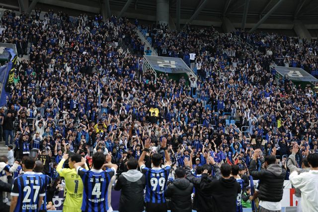 인천 선수단이 26일 인천축구전용경기장에서 열린 경남과 K리그2 36라운드 홈경기에서 3-0으로 이긴 뒤 팬들과 승격의 기쁨을 자축하고 있다. 이로써 인천은 지난해 창단 첫 K리그2 강등의 아픔을 씻어내고 내년에 다시 K리그1 무대를 누비게 됐다. 사진제공│한국프로축구연맹