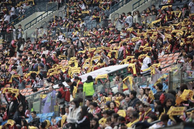 26일 잠실서 열린 LG, 한화의 KS 1차전서 2만 3750명의 만원 관중이 몰렸다. 잠실｜뉴시스