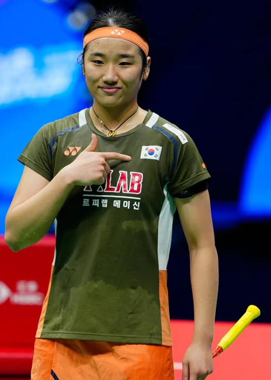안세영이 26일(한국시간) 프랑스 브르타뉴의 글라즈아레나에서 벌어진 2025프랑스오픈 대회 마지막날 여자단식 결승에서 왕즈이에 게임스코어 2-0 완승을 거둔 뒤 기뻐하고 있다. 이번 우승으로 안세영은 올 시즌 9승째를 기록하며 BWF 단일시즌 최다우승(11회) 기록까지 2승만을 남겨뒀다. 사진제공│세계배드민턴연맹