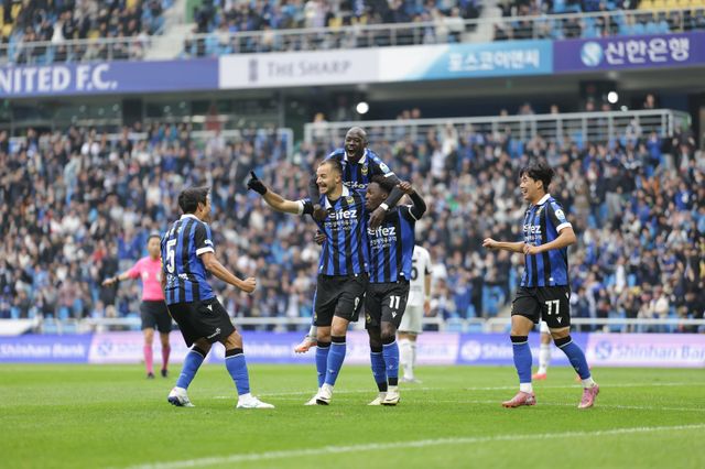 인천 스테판 무고사(왼쪽 2번째)가 26일 인천축구전용경기장에서 열린 경남과&nbsp;K리그2 36라운드 홈경기에서 1-0으로 앞선 후반 7분 쐐기골을 터트린 뒤 동료들과 기뻐하고 있다. 3-0으로 이긴 인천은&nbsp;지난해 창단 첫 K리그2 강등의 아픔을 씻어내고 내년에 다시 K리그1 무대를 누비게 됐다. 사진제공│한국프로축구연맹