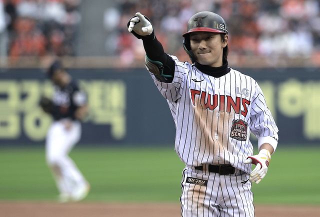 LG는 박해민, 신민재(사진) 등 야수들의 호수비를 앞세워 KS 1차전 기선제압의 발판을 마련했다. 잠실｜뉴시스