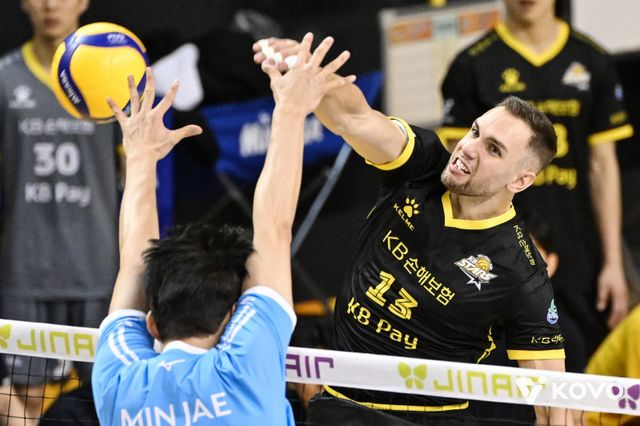 KB손해보험 라이트 비예나(오른쪽)가 26일 의정부 경민대기념관에서 열린 대한항공과 홈경기 도중 김민재의 블로킹을 피해 스파이크를 하고 있다. 사진제공｜KOVO