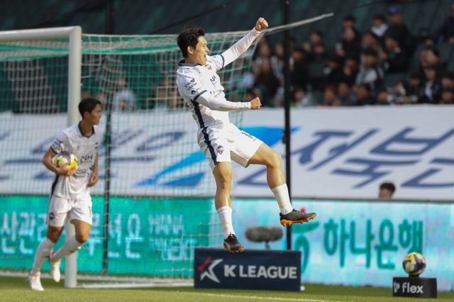 김천 상무 이동경이 25일 전주월드컵경기장에서 열린 전북 현대와 K리그1 34라운드 원정경기에서 프리킥 원더골을 성공시킨 뒤 환호하고 있다. 사진제공｜한국프로축구연맹