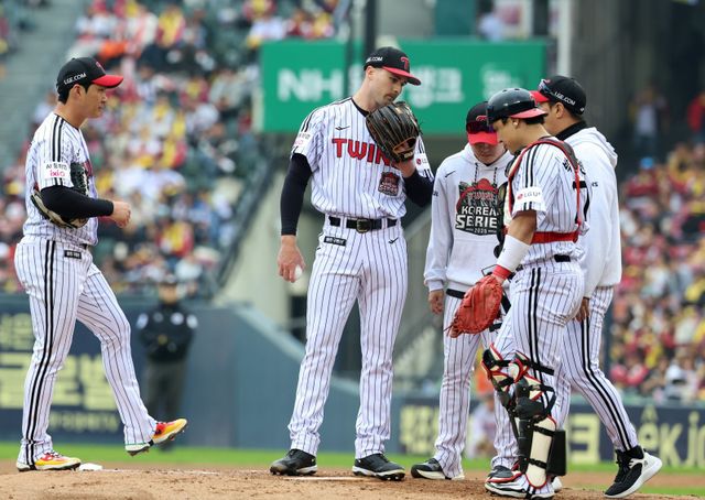 LG 앤더스 톨허스트(왼쪽 두 번째)가26일 잠실구장에서 열린 ‘2025 신한 SOL 뱅크 KBO PS’ 한화와 한국시리즈 1차전에 선발등판해 팀원들과 함께 마운드에서 대화를 나누는 모습. 잠실｜뉴시스