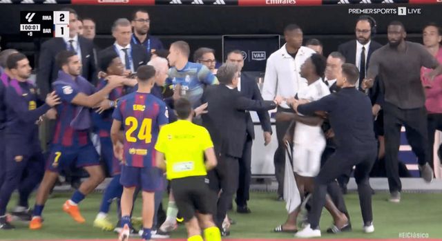 레알 마드리드와 바르셀로나 선수들이 27일(한국시간) 산티아고 베르나베우에서 열린 맞대결 도중 다투고 있다. 사진출처｜경기화면 캡처