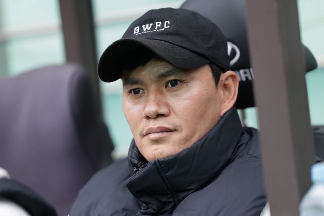 정경호 강원 감독이 26일 서울월드컵경기장에서 열린 서울과 K리그1 원정경기에서 선수들을 지켜보고 있다. 사진제공｜한국프로축구연맹