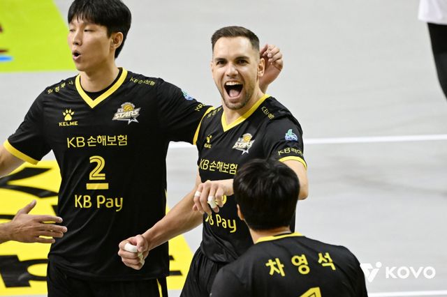 KB손해보험 라이트 안드레아 비예나(가운데)가 26일 의정부 경민대기념관에서 열린 대한항공과 홈경기 도중 득점 후 동료들과 기뻐하고 있다. 사진제공｜KOVO