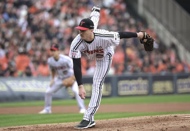 LG 앤더스 톨허스트가26일 잠실구장에서 열린 ‘2025 신한 SOL 뱅크 KBO PS’ 한화와 한국시리즈 1차전에 선발등판해 힘차게 공을 던지고 있다. 잠실｜뉴시스