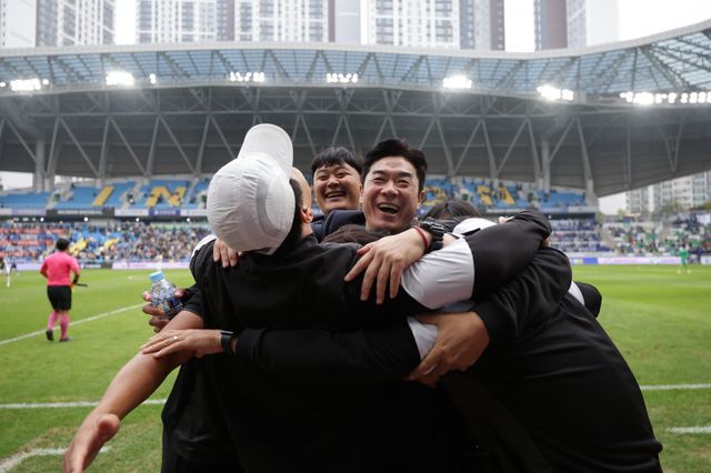 윤정환 인천 감독(가운데)이 26일 인천축구전용경기장에서 열린 경남과&nbsp;K리그2 36라운드 홈경기에서 3-0으로 이긴 뒤 코칭스태프와 승격의 기쁨을 자축하고 있다. 그는 지난해 K리그1 올해의 감독상을 수상하고도 K리그2 무대 도전을 선택했는데, 이번 승격으로 자신의 선택이 옳았음을 입증했다. 사진제공│한국프로축구연맹