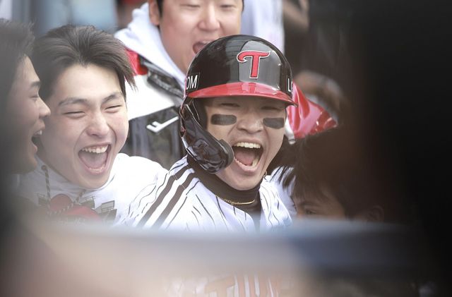 LG는 박해민(사진, 가운데), 신민재 등 야수들의 호수비를 앞세워 KS 1차전 기선제압의 발판을 마련했다. 잠실｜뉴시스