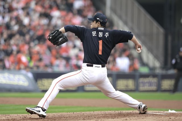 한화 문동주가 26일 잠실구장에서 열린 ‘2025 신한 SOL 뱅크 KBO PS’ LG와 한국시리즈 1차전에 선발등판해 힘차게 공을 던지고 있다. 잠실｜뉴시스