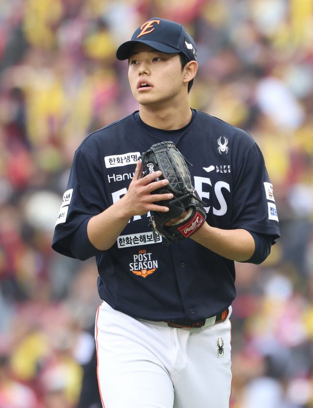 한화 문동주가 26일 잠실구장에서 열린 ‘2025 신한 SOL 뱅크 KBO PS’ LG와 한국시리즈 1차전에 선발등판해 이닝을 마무리한 뒤 덕아웃으로 들어가고 있다. 문동주는 이날 4.1이닝 4실점을 기록하며 조기강판됐다. 잠실｜뉴시스