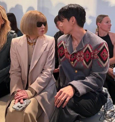 안나 윈투어와 방탄소년단 뷔(오른쪽)