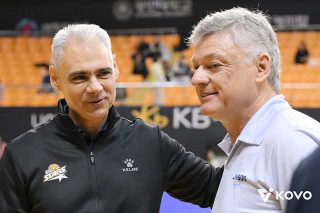 레오나르도 아폰소 KB손해보험 감독(왼쪽)과 헤난 달 조토 대한항공 감독이 26일 의정부 경민대기념관에서 열린 맞대결에 앞서 조우하고 있다. 사진제공｜KOVO