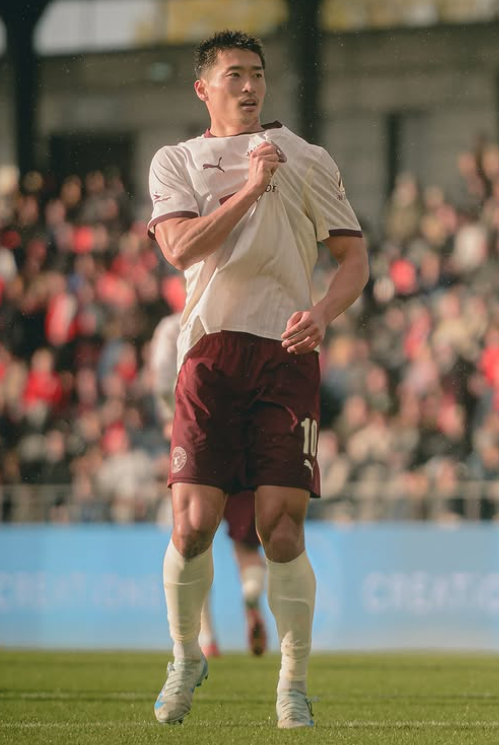 조규성이 27일(한국시간) 덴마크 프레데리시아의 몬야사 파크에서 열린 프레데리시아와&nbsp;2025~2026시즌 덴마크 수페르리가 13라운드 원정경기에 출전해 전반 34분 골을 터트린 뒤 기뻐하고 있다. 이날 그는 무릎 부상에서 돌아온 뒤 처음으로 풀타임을 소화하며 순조로운 회복세를 보였다. 사진출처│미트윌란 인스타그램