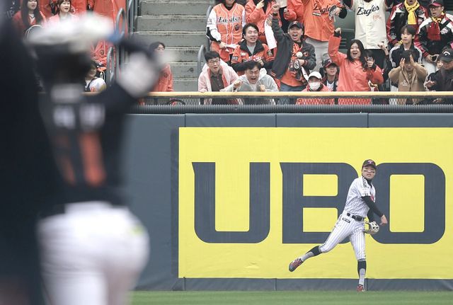 LG는 박해민(사진), 신민재 등 야수들의 호수비를 앞세워 KS 1차전 기선제압의 발판을 마련했다. 잠실｜뉴시스
