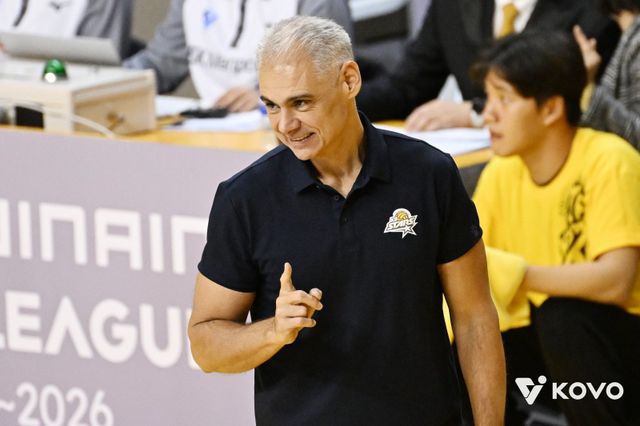 레오나르도 카르발류 KB손해보험 감독(브라질)은 안드레스 비예나의 활약 만큼 팀 전체 높은 조직력에 큰 만족감을 드러냈다. 사진제공｜KOVO