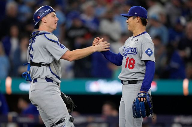 LA 다저스 야마모토 요시노부(오른쪽)가 26일(한국시간) 로저스센터에서 열린&nbsp;토론토와 WS 2차전에 선발등판해 9이닝 4안타 1사구 8탈삼진 1실점의 완투승을 거뒀다. PO 2차전에 이은 올해&nbsp;PS 2연속 완투승이다. 경기 후 포수 윌 스미스와 하이파이브하는 야마모토. 토론토(캐나다 온타리오주)｜AP뉴시스