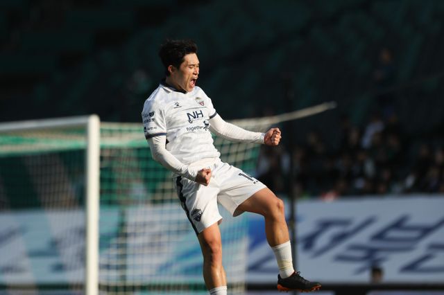 김천 상무 이동경이 25일 전주월드컵경기장에서 열린 전북 현대와 K리그1 34라운드 원정경기에서 프리킥 원더골을 성공시킨 뒤 환호하고 있다. 사진제공｜한국프로축구연맹