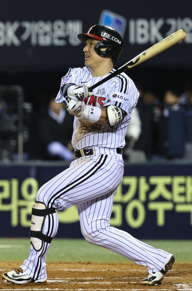 LG 박동원이 27일 잠실구장에서 열린 한화와 KS 2차전서 2점홈런 포함 3타수 2안타 1홈런의 맹타를 휘두르며 팀의 13-5 승리를 이끌었다. 1, 2차전을 모두 승리한 LG는 90.5%의 우승 확률을 잡았다. 박동원이 3회말 2점홈런을 쳐낸 뒤 타구를 응시하고 있다. 잠실｜뉴시스