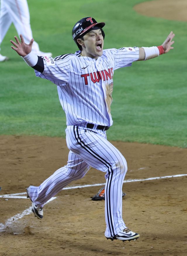 LG 박동원이 27일 잠실구장에서 열린 한화와 KS 2차전, 5-4로 앞선 3회말 올해 자신의 가을야구 첫 홈런이자 통산 KS 3번째 홈런을 쳐냈다. 이날 2회말 구본혁의 안타 때 홈을 밟은 뒤 환호하는 박동원. 잠실｜뉴시스