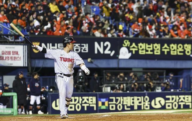 LG 박동원이 27일 잠실구장에서 열린 한화와 KS 2차전서 2점홈런 포함 3타수 2안타 1홈런의 맹타를 휘두르며 팀의 13-5 승리를 이끌었다. 1, 2차전을 모두 승리한 LG는 90.5%의 우승 확률을 잡았다. 박동원이 3회말 2점홈런을 쳐낸 뒤 타구를 응시하고 있다. 잠실｜뉴시스